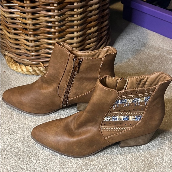 Maurices NWOB Deep Tan Ankle Boots with Patterned Detail - Picture 7 of 10